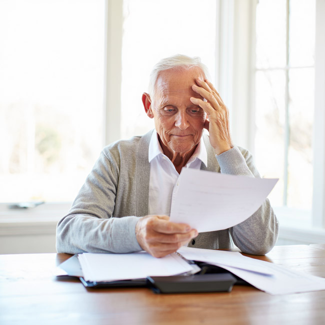 Пожилой мужчина испытывает трудности при чтении
